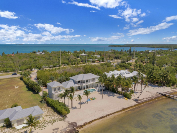 Oceanfront Luxury Vacation Estate with Pool & Spa